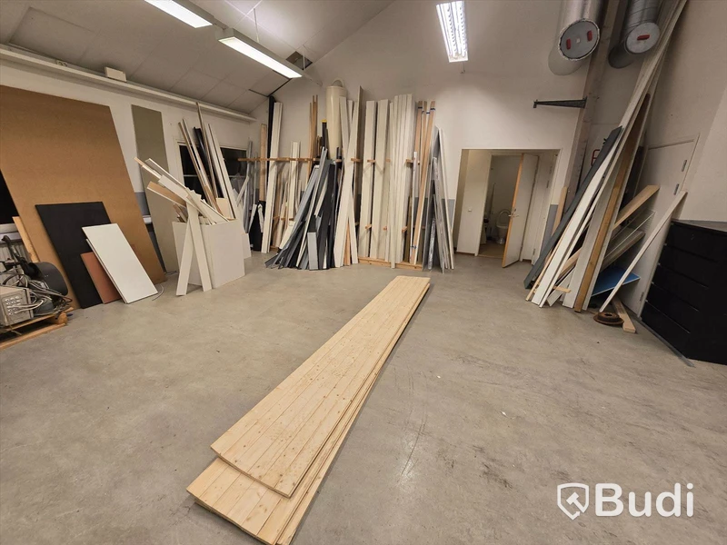Stort parti med lister, salningar, plåtdetaljer, fönsterbrädor samt skivmaterial.