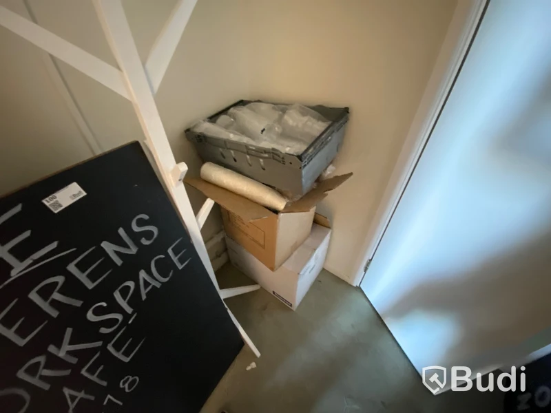 Kartonger med engångsartiklar. Smoothieplastglas, kaffemuggar i papper