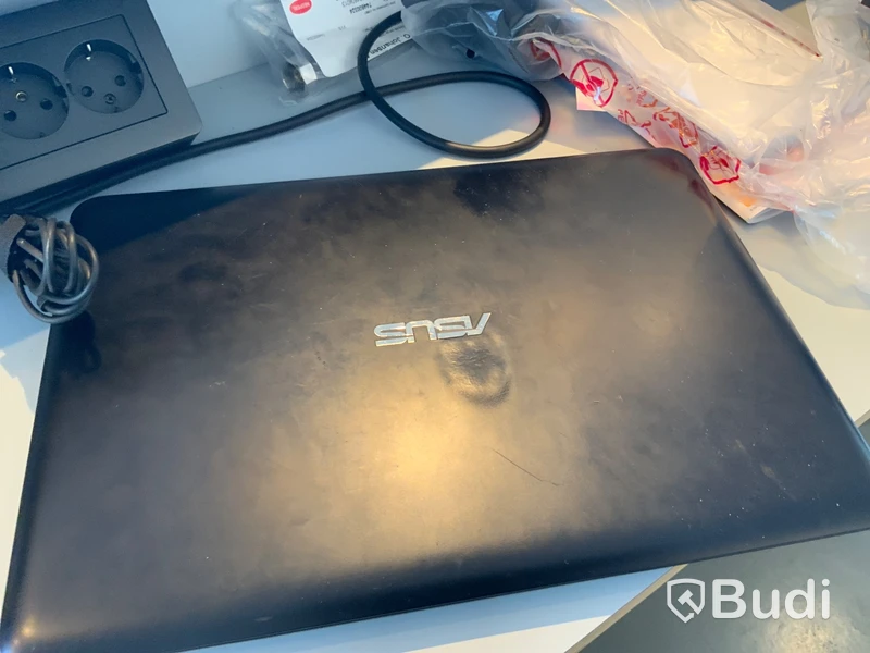 Bärbar dator Asus E402n liten brännskada i locket