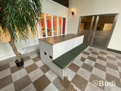 Arbetsbänk med inbyggd soffa och eluttag