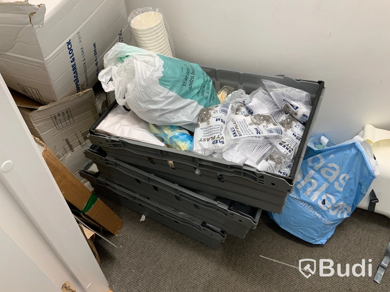 3st plastbackar med engångsartiklar