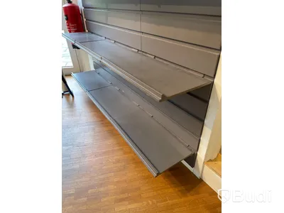 Väggmonterad butikshylla