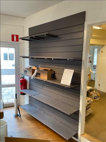 Väggmonterad butikshylla 