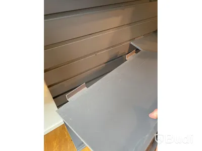 Väggmonterad butikshylla