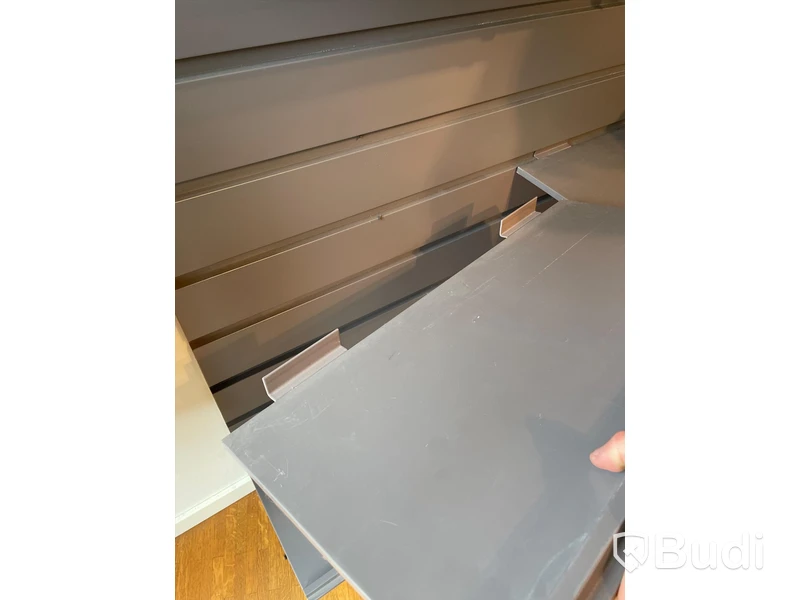 Väggmonterad butikshylla