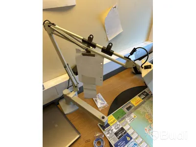 Skrivbord med HP-datorskärm och arbetslampa