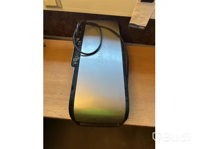 Skrivbord med HP-datorskärm och arbetslampa