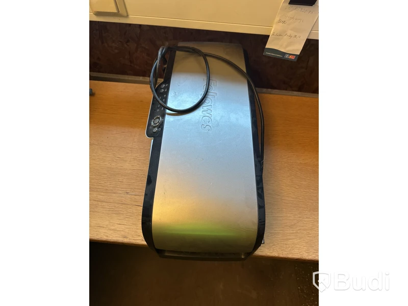 Skrivbord med HP-datorskärm och arbetslampa