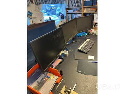 Kontorsinredning, skrivbord, monitorer, skrivare