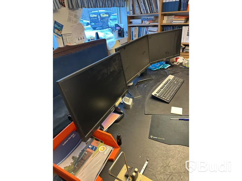 Kontorsinredning, skrivbord, monitorer, skrivare
