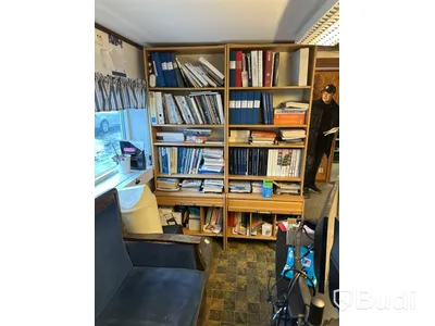 Kontorsinredning, skrivbord, monitorer, skrivare