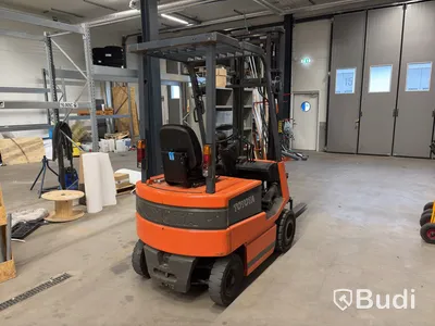 Eltruck Toyota 5FBE15 med laddare och gaffelförlängare