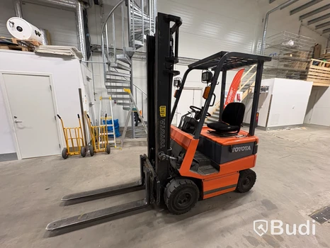 Eltruck Toyota 5FBE15 med laddare och gaffelförlängare