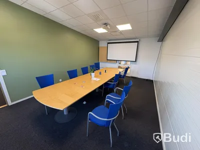 Konferensmöbler Kinnarps inkl, projektor och duk