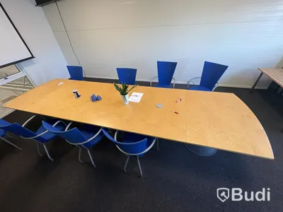 Konferensmöbler Kinnarps inkl, projektor och duk
