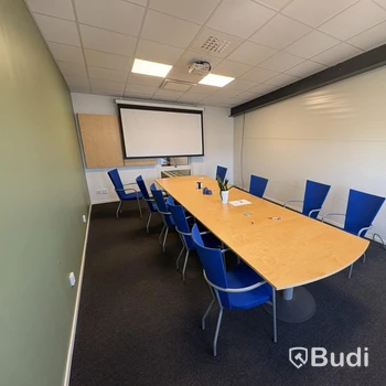 Konferensmöbler Kinnarps inkl, projektor och duk