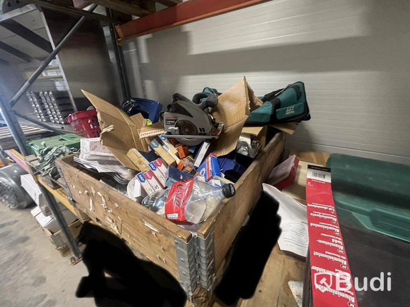 Pallet racking with ventilation parts, assorted items