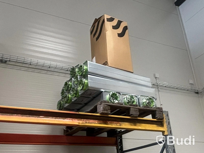 Pallet racking with ventilation parts, assorted items