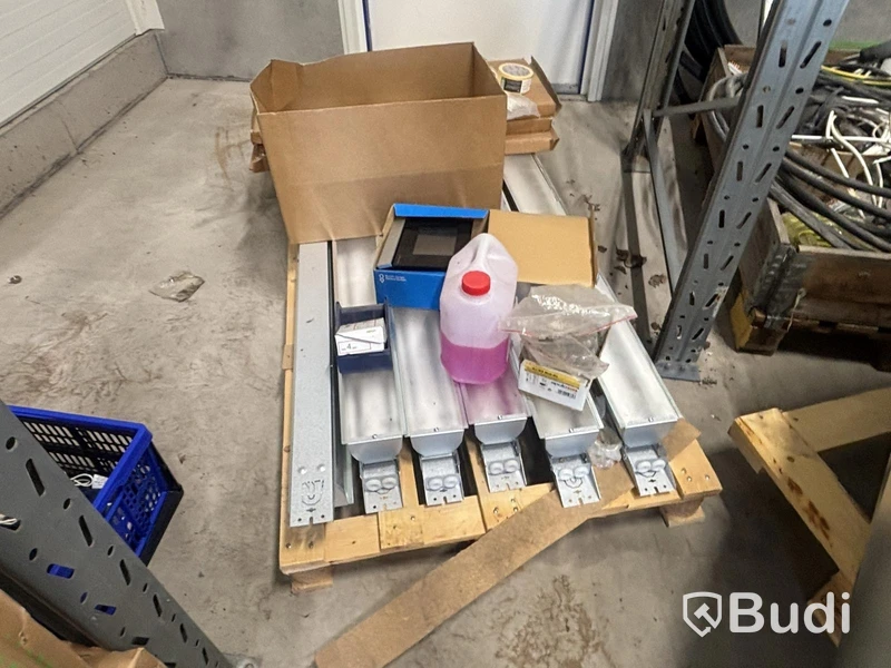 Pallet racking with ventilation parts, assorted items