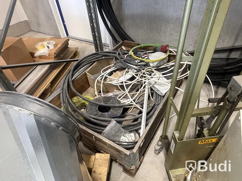Pallet racking with ventilation parts, assorted items