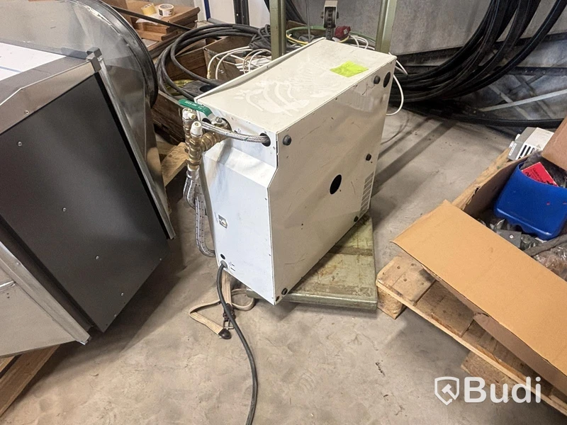 Pallet racking with ventilation parts, assorted items