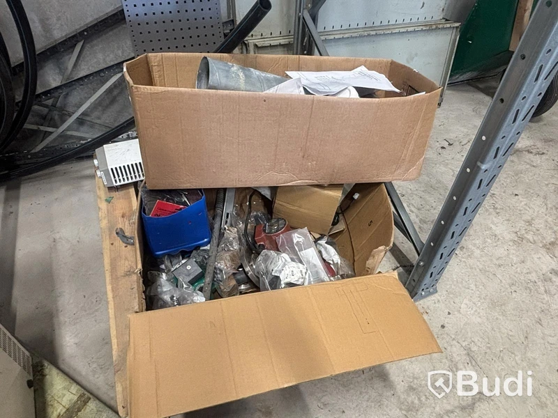 Pallet racking with ventilation parts, assorted items