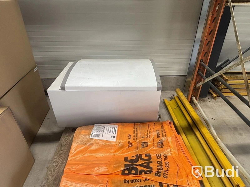Pallet racking with ventilation parts, assorted items