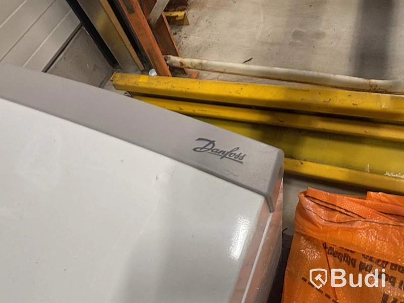 Pallet racking with ventilation parts, assorted items