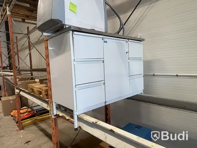 Pallet racking with ventilation parts, assorted items
