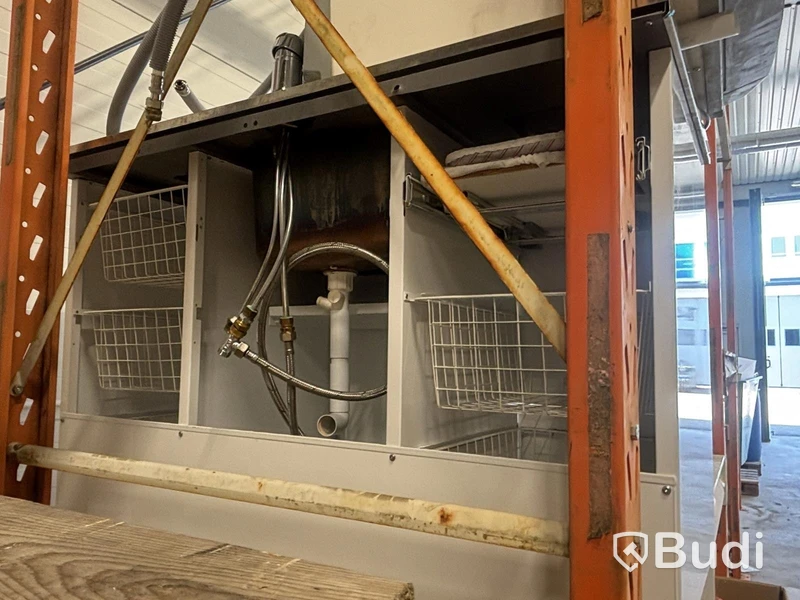 Pallet racking with ventilation parts, assorted items