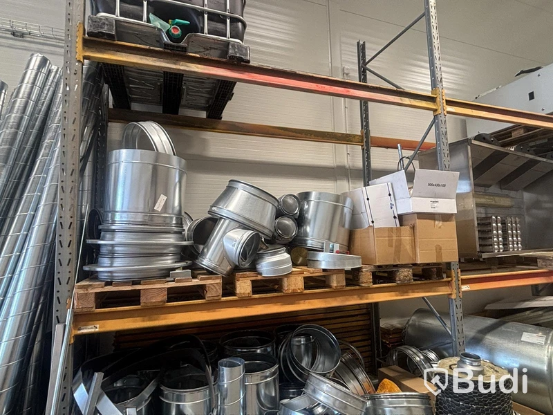 Pallet racking with ventilation parts, assorted items