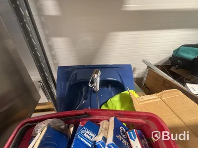 Pallet racking with ventilation parts, assorted items