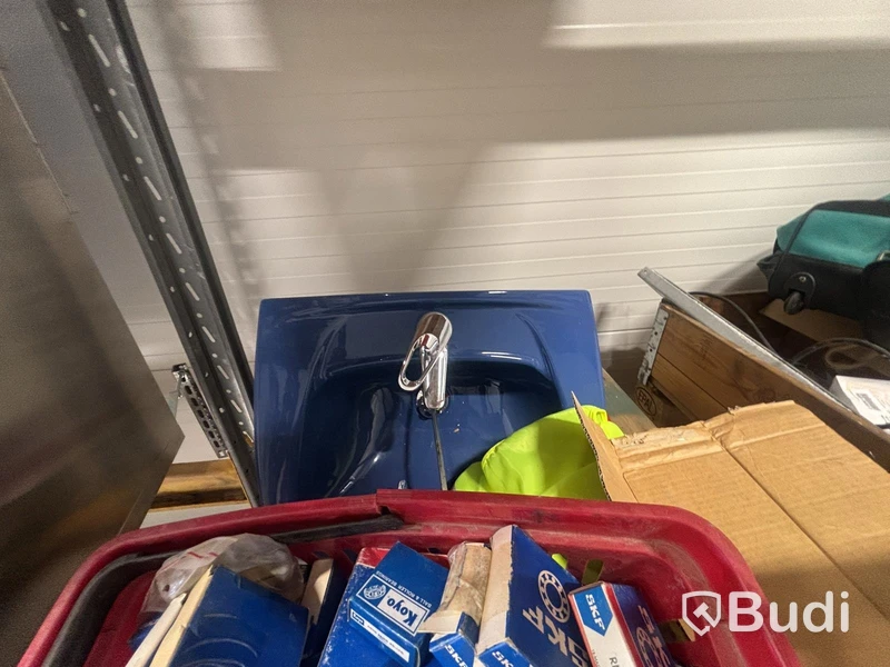 Pallet racking with ventilation parts, assorted items