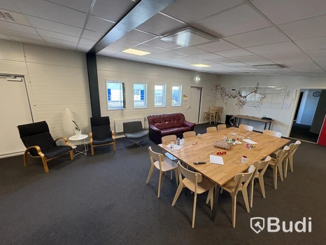 Möbelparti med TV, bord, stolar, fåtöljer och soffa