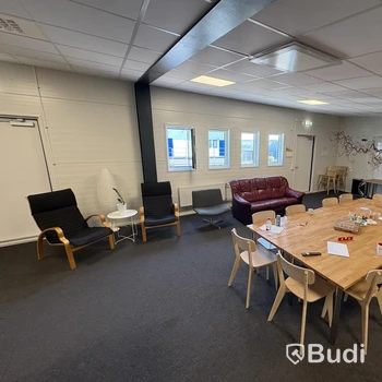 Möbelparti med TV, bord, stolar, fåtöljer och soffa