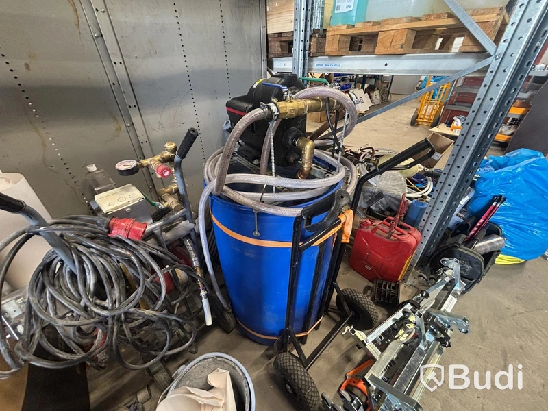 Lot of mixed plumbing and heating materials, etc.