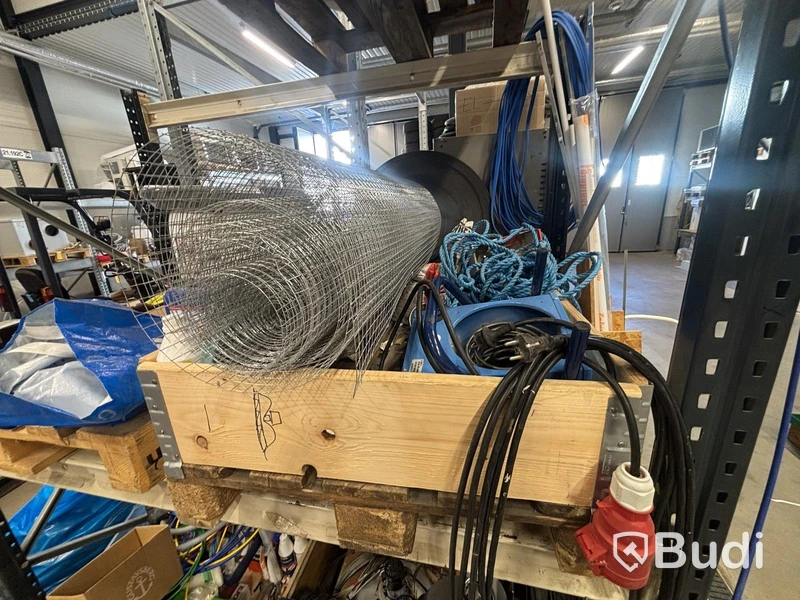 Lot of mixed plumbing and heating materials, etc.