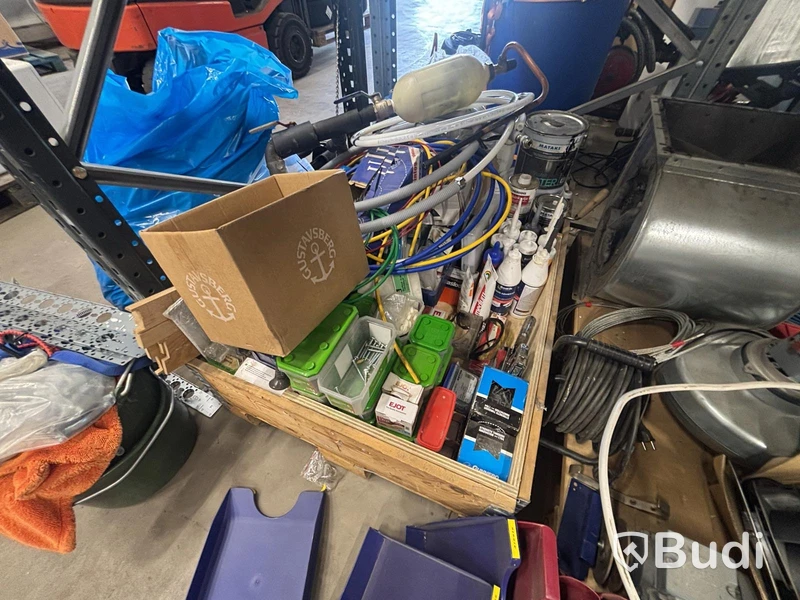 Lot of mixed plumbing and heating materials, etc.
