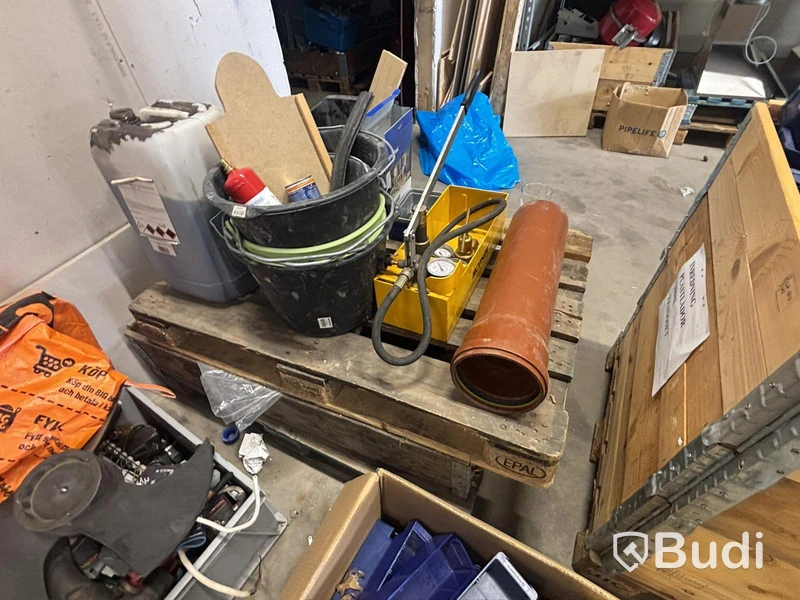 Lot of mixed plumbing and heating materials, etc.