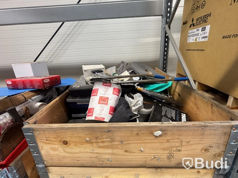 Lot of mixed plumbing and heating materials, etc.