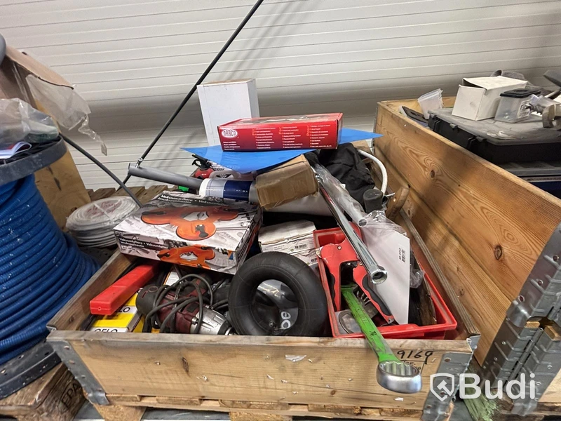 Lot of mixed plumbing and heating materials, etc.