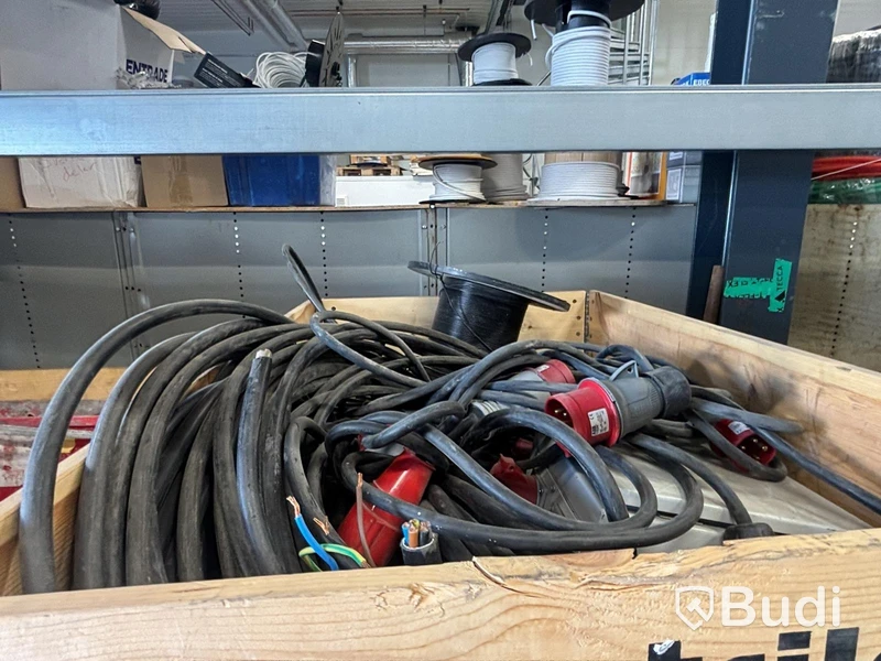 Lot of mixed plumbing and heating materials, etc.