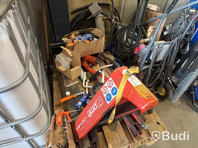 Lot of mixed plumbing and heating materials, etc.