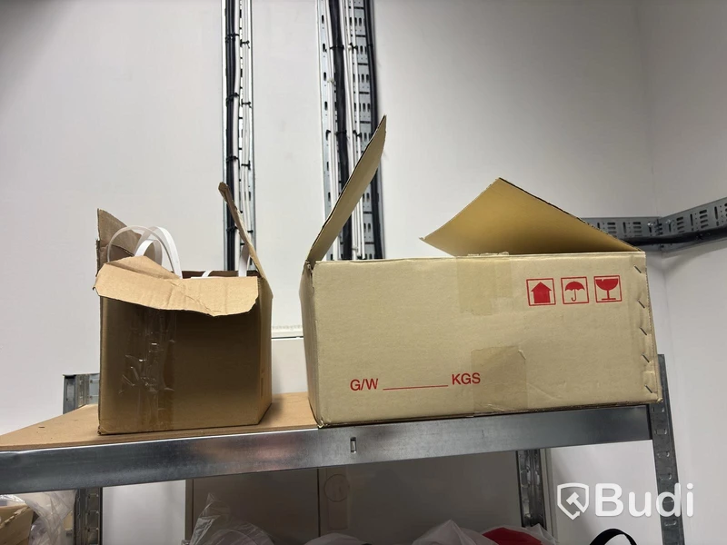 Dammsugare Nilfisk och hyllor med innehåll