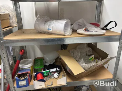 Dammsugare Nilfisk och hyllor med innehåll