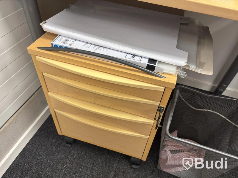Kontor med höj och sänkbart bord