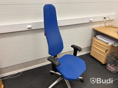 Kontor med höj och sänkbart bord