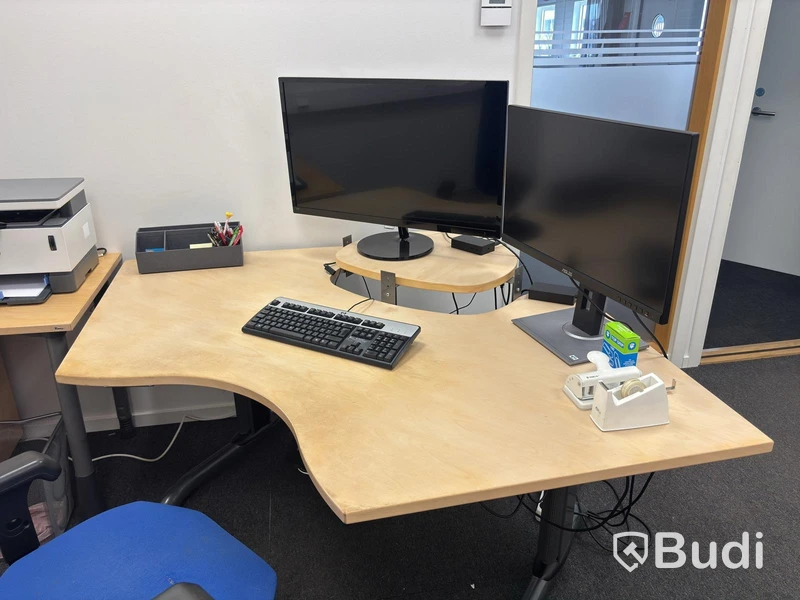 Kontor med höj och sänkbart bord