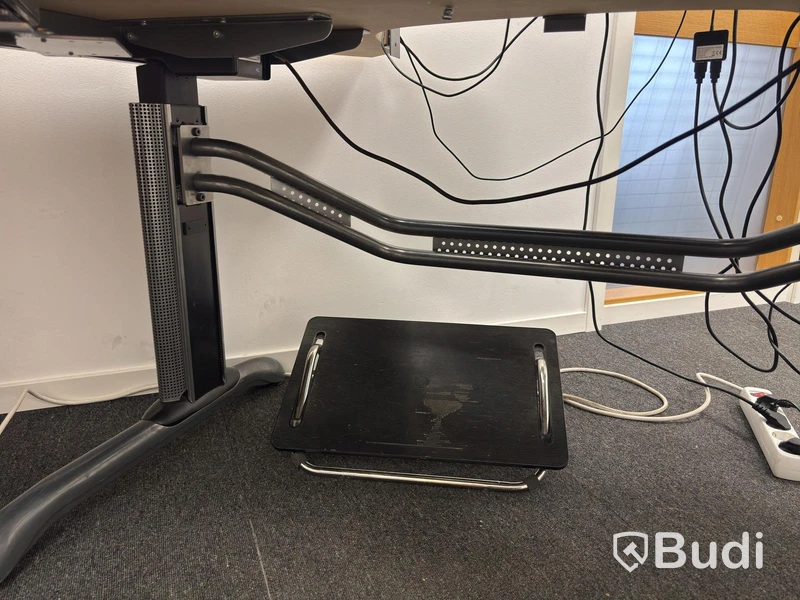 Kontor med höj och sänkbart bord