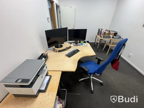 Kontor med höj och sänkbart bord